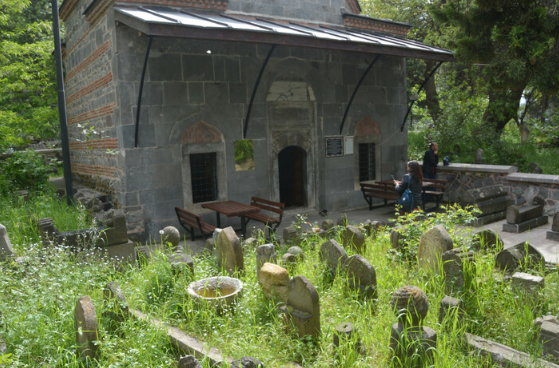 Melik Gazi Türbesi’nin gizemi turistleri kendisine çekiyor! Mezarın üzerine konan taş düşmezse…