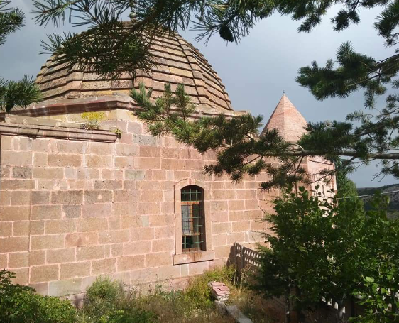 Foto - Melik Gazi Türbesi’nin gizemi turistleri kendisine çekiyor! Mezarın üzerine konan taş düşmezse…