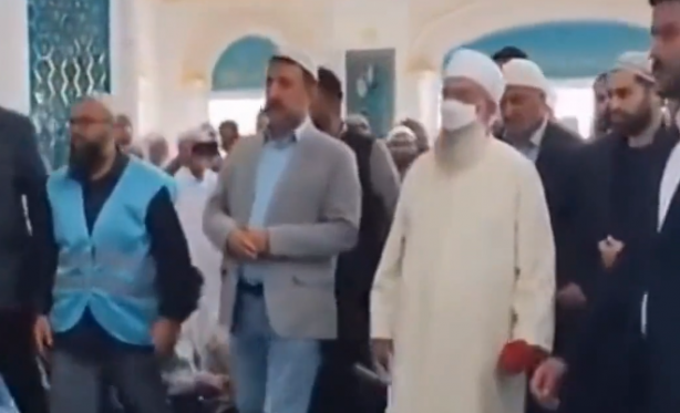 Foto - Menzilde yeni şeyhi karşılarken dikkat çeken detay! Birden o sesler yükselmeye başladı