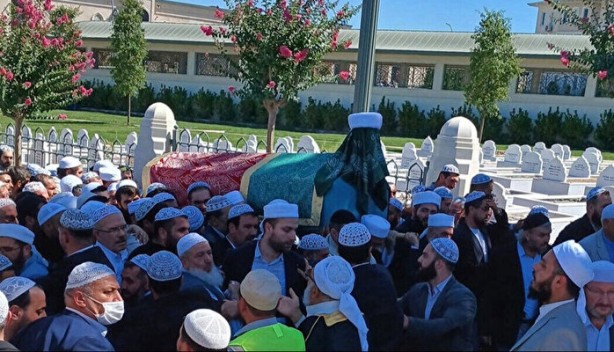 Foto - Menzilde yeni şeyhi karşılarken dikkat çeken detay! Birden o sesler yükselmeye başladı