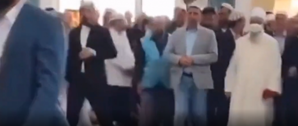 Foto - Menzilde yeni şeyhi karşılarken dikkat çeken detay! Birden o sesler yükselmeye başladı