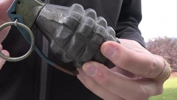 Foto - Merak edip el bombasının içini açtılar!