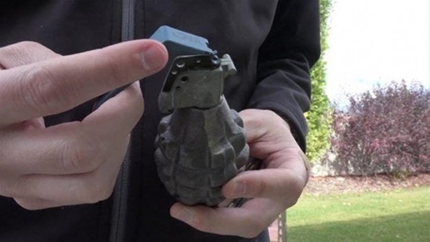 Foto - Merak edip el bombasının içini açtılar!