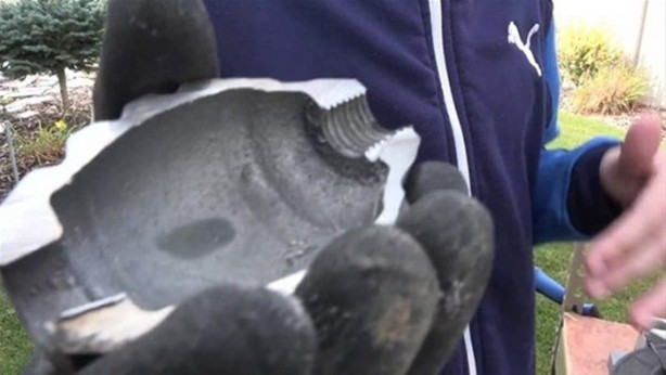 Foto - Merak edip el bombasının içini açtılar!