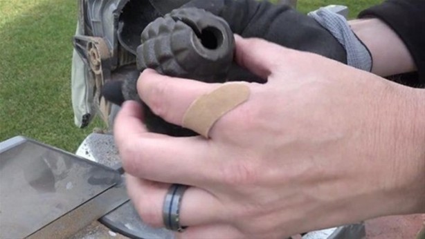 Foto - Merak edip el bombasının içini açtılar!