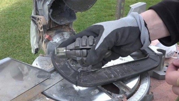 Foto - Merak edip el bombasının içini açtılar!