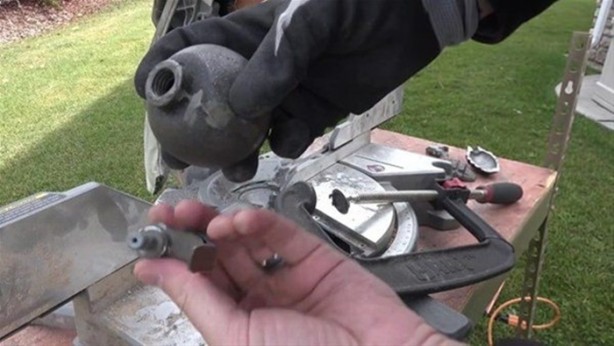 Foto - Merak edip el bombasının içini açtılar!