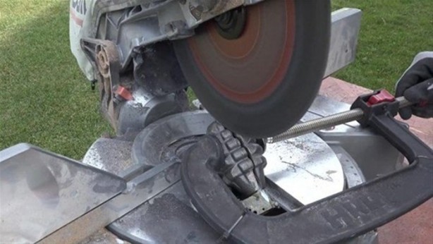 Foto - Merak edip el bombasının içini açtılar!