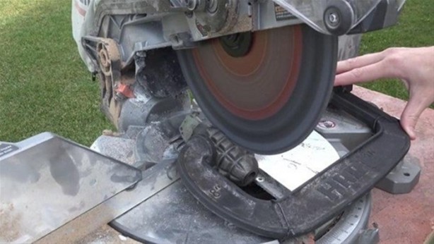 Foto - Merak edip el bombasının içini açtılar!