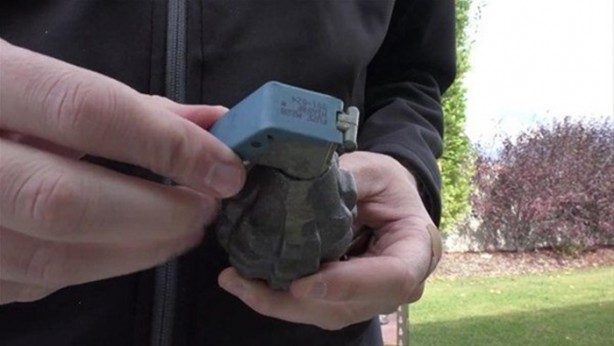 Foto - Merak edip el bombasının içini açtılar!