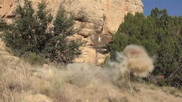 Foto - Merak edip el bombasının içini açtılar!