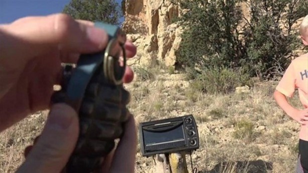 Foto - Merak edip el bombasının içini açtılar!