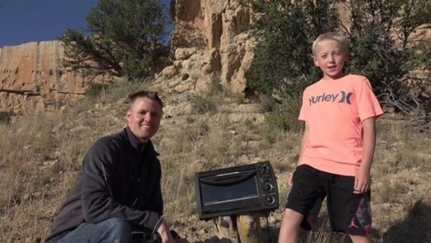 Merak edip el bombasının içini açtılar!