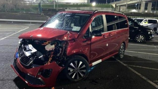 Foto - Mercedes-Benz çalışanı ortalığı birbirine kattı! Milyonluk araçlar hurdaya döndü