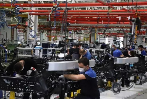 Foto - Mercedes sonunda geliştirilmiş elektrikli araç pillerini teslim aldı