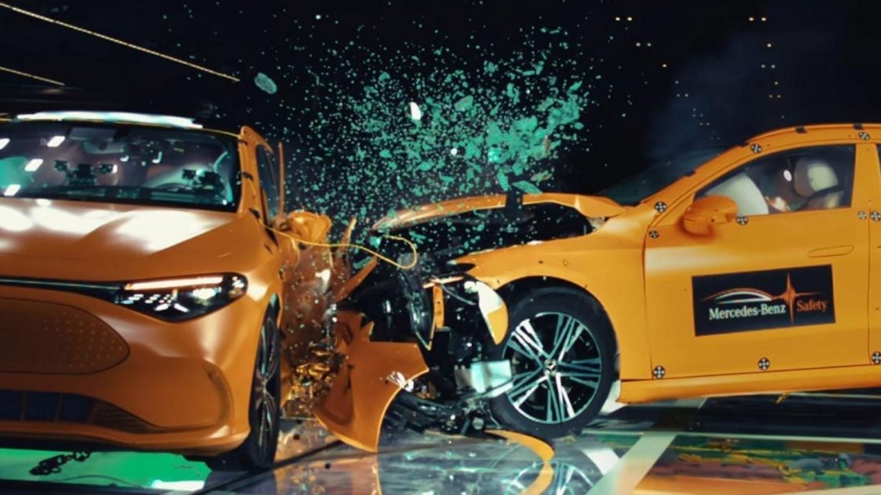 Mercedes’ten nefes kesen çarpışma testi! İki araç 56 km/s hızla birbirine çarptı