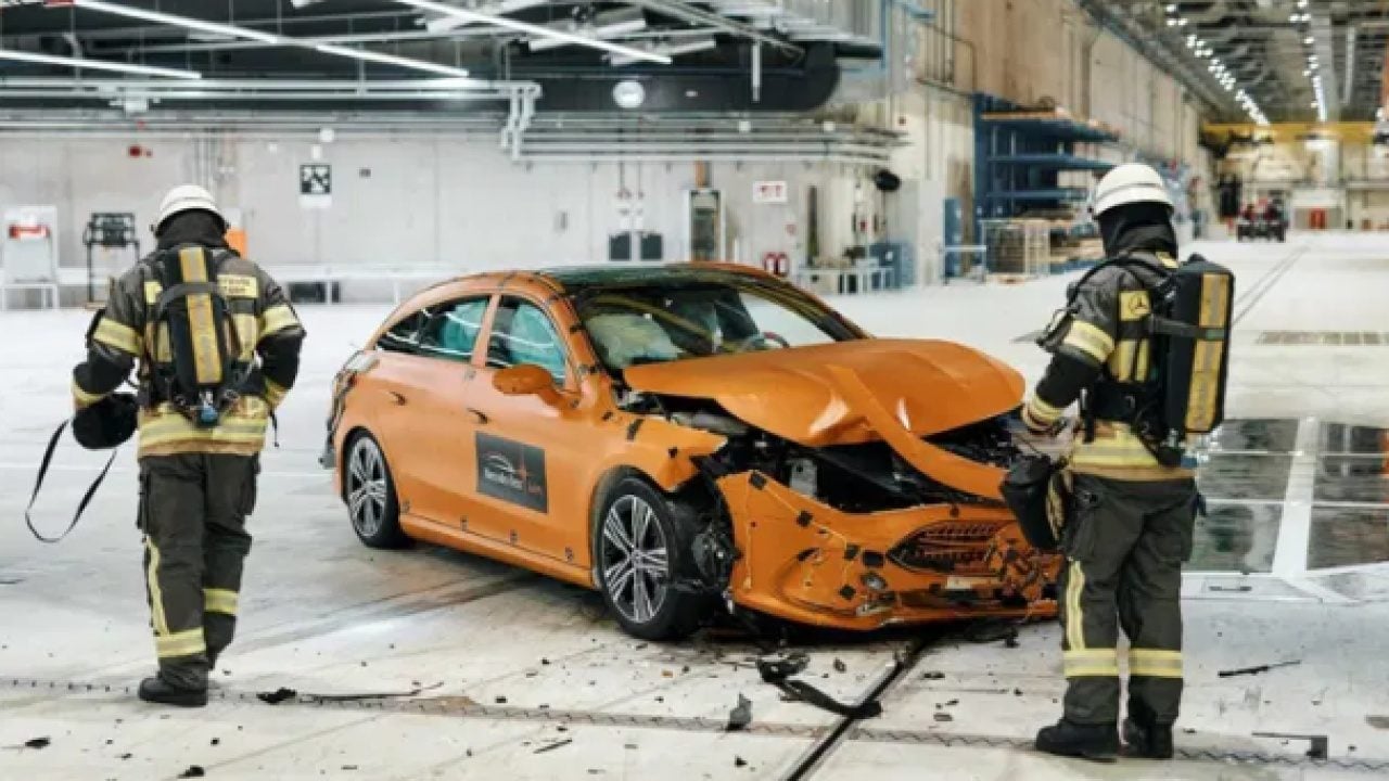 Foto - Mercedes’ten nefes kesen çarpışma testi! İki araç 56 km/s hızla birbirine çarptı