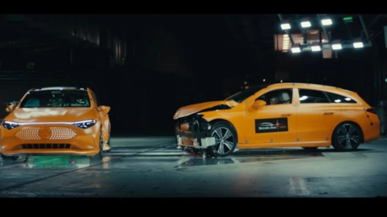Foto - Mercedes’ten nefes kesen çarpışma testi! İki araç 56 km/s hızla birbirine çarptı
