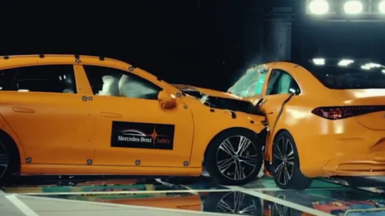 Foto - Mercedes’ten nefes kesen çarpışma testi! İki araç 56 km/s hızla birbirine çarptı