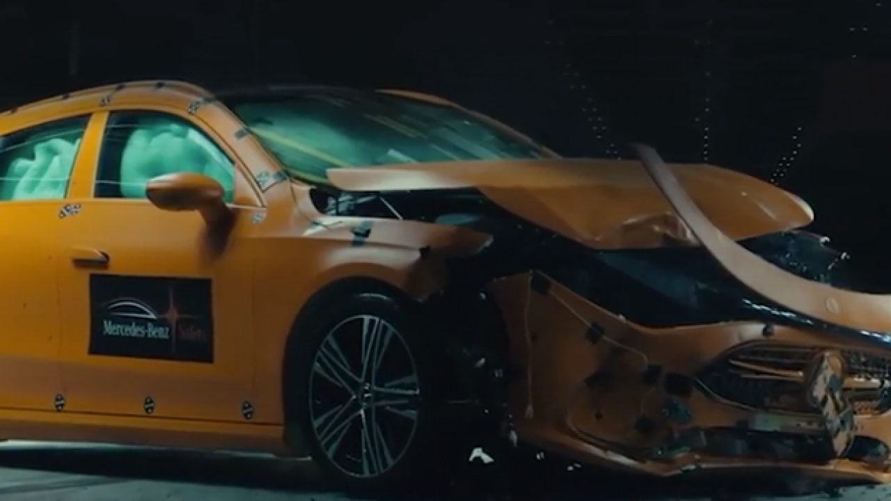 Foto - Mercedes’ten nefes kesen çarpışma testi! İki araç 56 km/s hızla birbirine çarptı