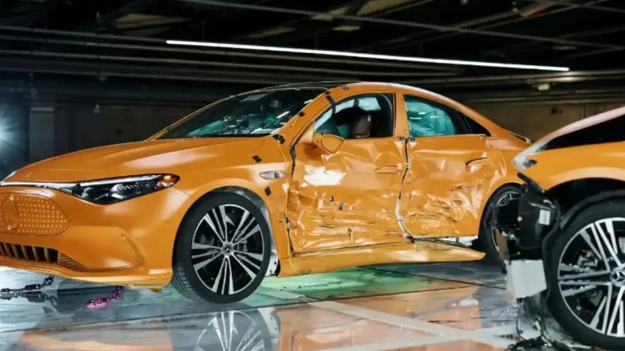 Foto - Mercedes’ten nefes kesen çarpışma testi! İki araç 56 km/s hızla birbirine çarptı