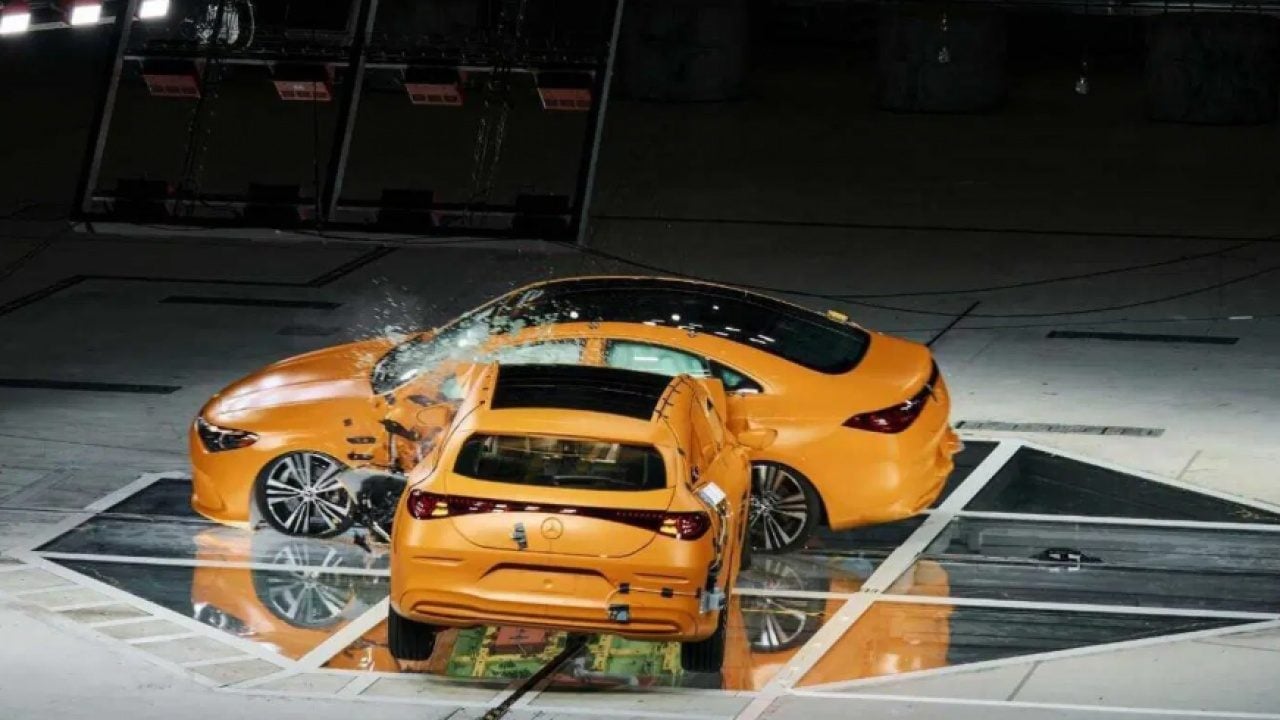 Foto - Mercedes’ten nefes kesen çarpışma testi! İki araç 56 km/s hızla birbirine çarptı