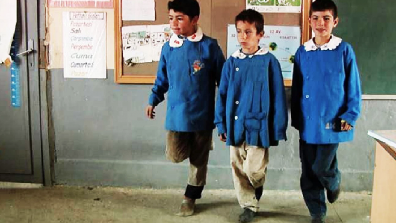 Merdiven inerken, tramvayda denge... Tek ayak üzerinde durmanın şaşırtıcı faydaları