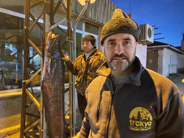 Foto - Meriç Nehri'nde 2 metre, 70 kilo yayın yakaladılar