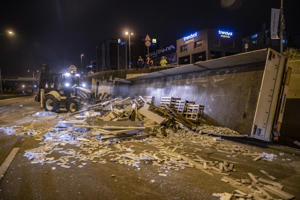 Foto - Mermer yüklü tır D-100 karayoluna devrildi