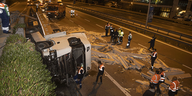 Mermer yüklü tır D-100 karayoluna devrildi