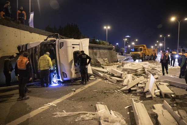 Foto - Mermer yüklü tır D-100 karayoluna devrildi