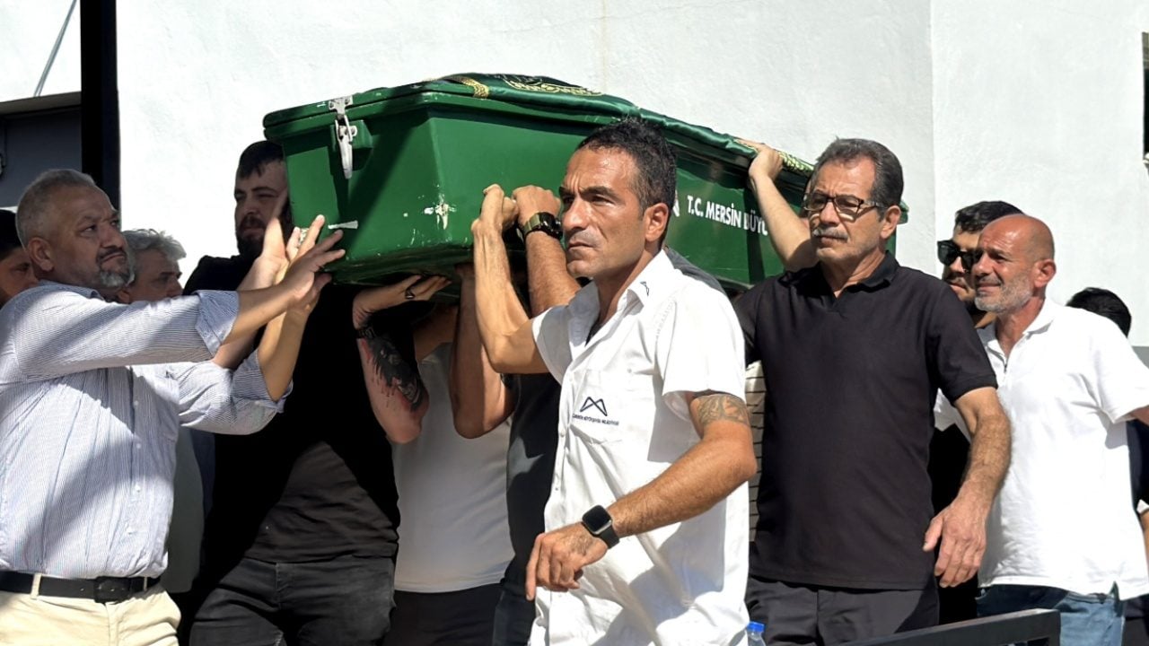 Foto - Mersin'de 14. kattaki daireden düşmüştü: Atilla Taş'ın kızı toprağa verildi
