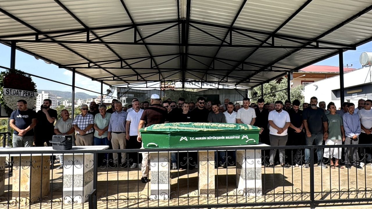 Foto - Mersin'de 14. kattaki daireden düşmüştü: Atilla Taş'ın kızı toprağa verildi