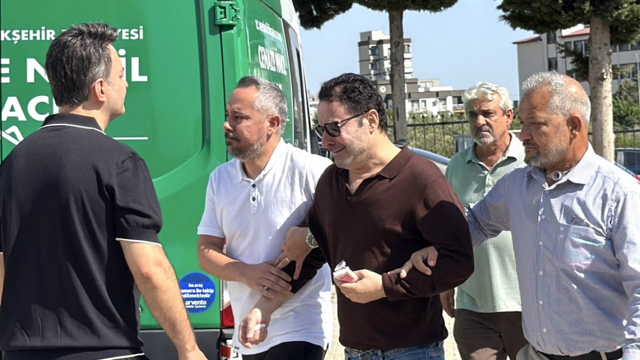 Foto - Mersin'de 14. kattaki daireden düşmüştü: Atilla Taş'ın kızı toprağa verildi