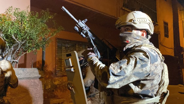 Mersin’de büyük operasyon! Gözaltılar var