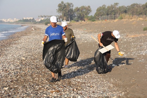 Mersin'de carettaların geldiği kumsala uyarı levhaları asıldı