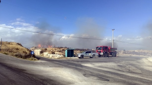 Foto - Mersin'de korkutan yangın