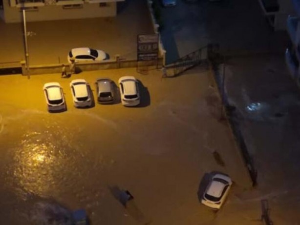 Foto - Mersin'de yağmur etkili oldu, onlarca araç sular içinde kaldı