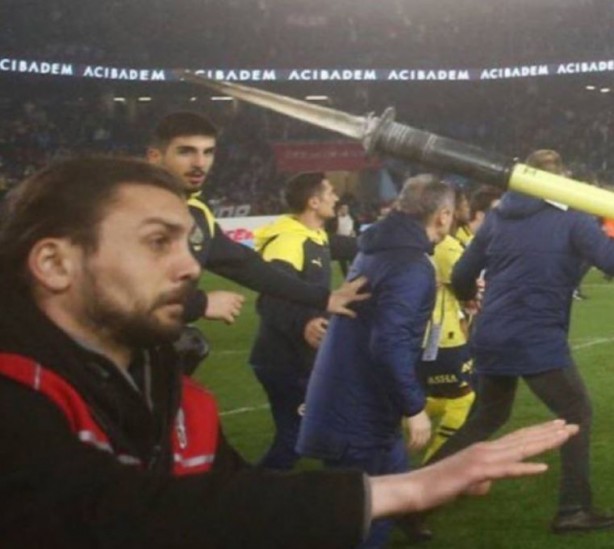 Foto - Mert Müldür canını zor kurtardı