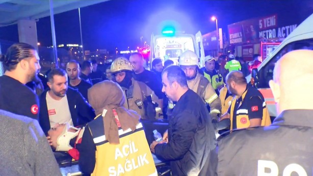 Foto - Merter D-100'de, makas atan cip bariyerlere çarpıp alev aldı