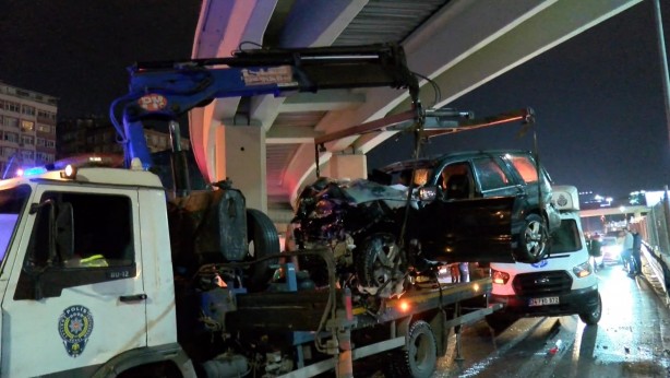 Foto - Merter D-100'de, makas atan cip bariyerlere çarpıp alev aldı