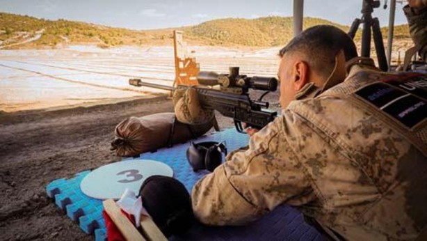 Mesafe tanımadılar: Anahtar deliğinden tam isabet!