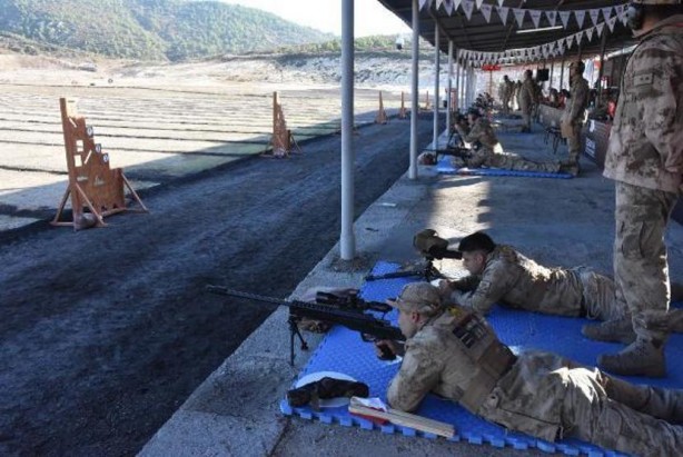 Foto - Mesafe tanımadılar: Anahtar deliğinden tam isabet!