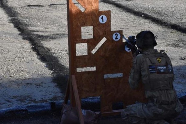 Foto - Mesafe tanımadılar: Anahtar deliğinden tam isabet!