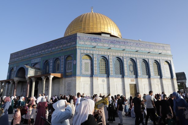 Mescid-i Aksa’da 40 bin Müslüman bayram namazı kıldı