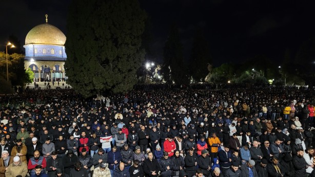 Foto - Mescid-i Aksa’da 90 bin kişi teravih namazı kıldı