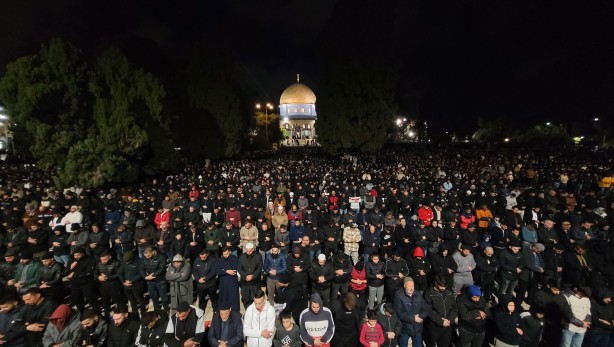 Foto - Mescid-i Aksa’da 90 bin kişi teravih namazı kıldı