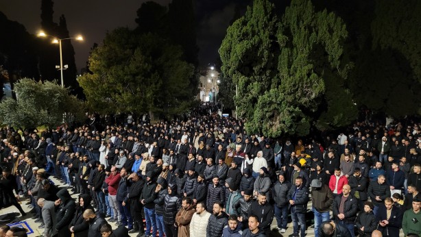 Foto - Mescid-i Aksa’da 90 bin kişi teravih namazı kıldı