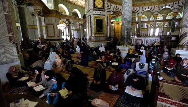 Mescid-i Aksa'da cuma coşkusu... Bazı Filistinliler engellendi 