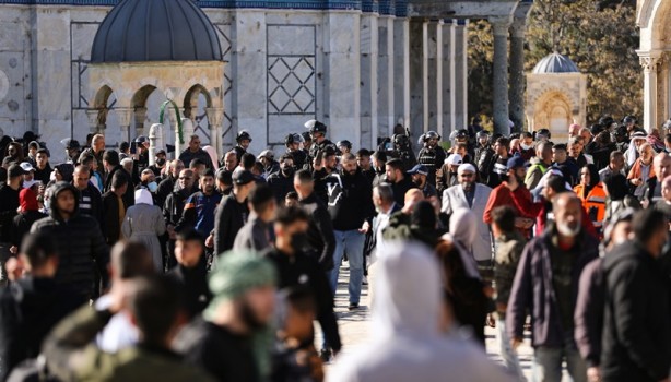 Mescid-i Aksa'da İsrail terörü! Fanatik Yahudilerden tehlikeli provokasyon